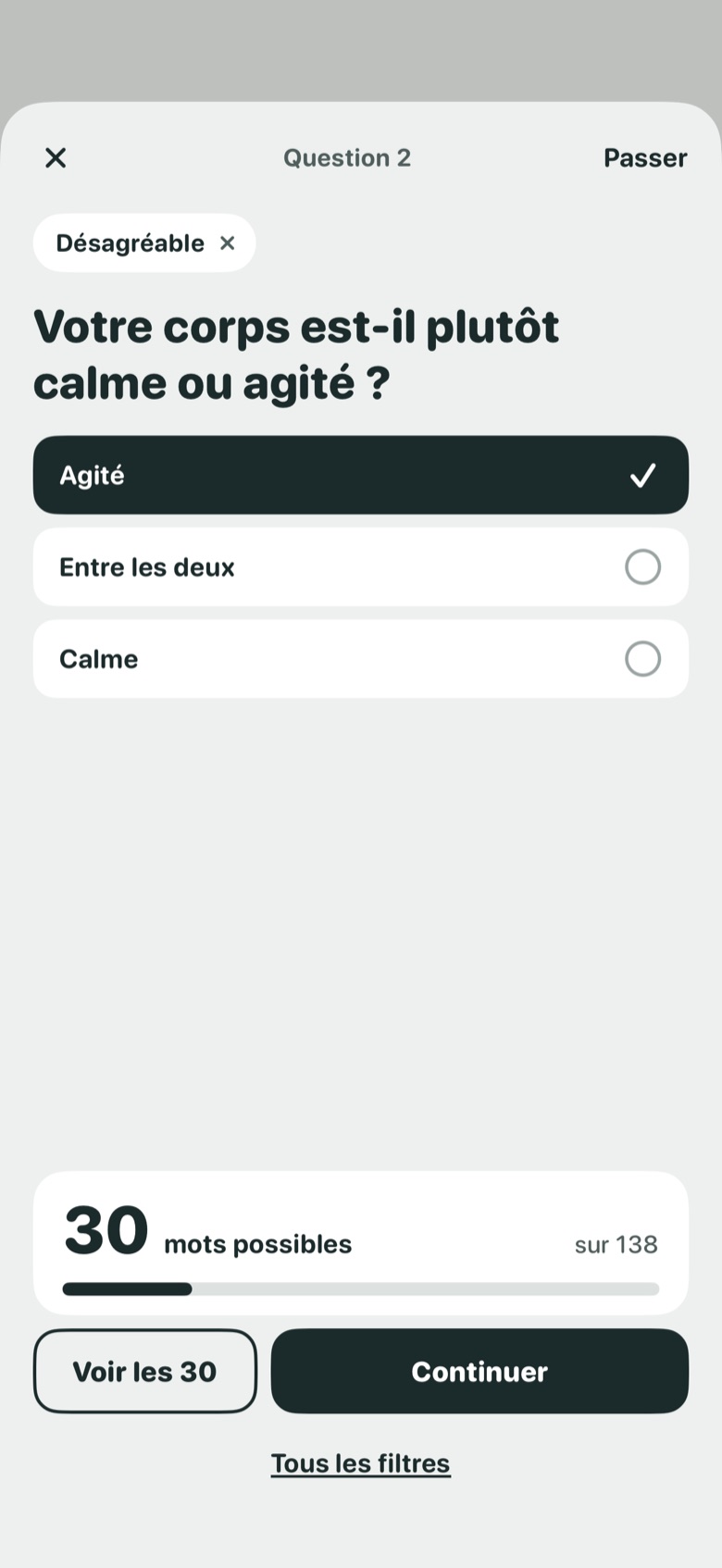 Capture : la deuxième question, « Votre corps est-il plutôt calme ou agité ? », et le compte des mots encore possibles.